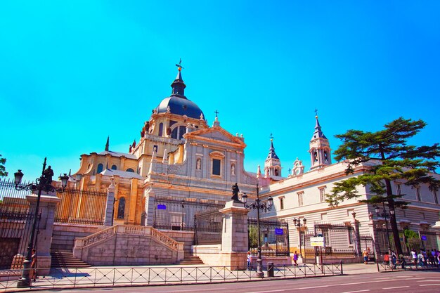 Mensen bij de kathedraal van Almudena in Madrid, Spanje