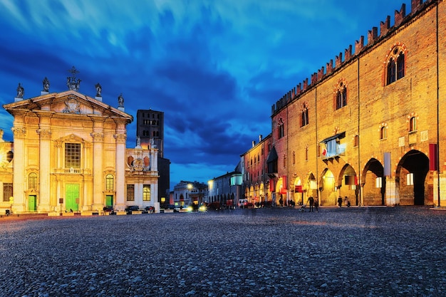 Mensen bij de kerk van Sant Andrea op het Piazza Mantegna-plein in Mantua, Lombardije, Italië. Laat in de avond