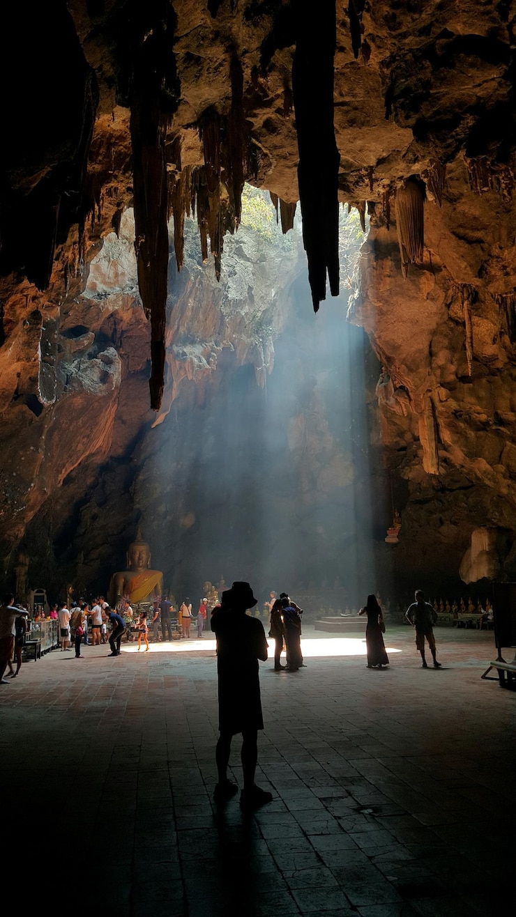 Foto mensen bij de khao luang grot