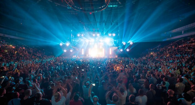 Mensen bij een concert filmen op een smartphone