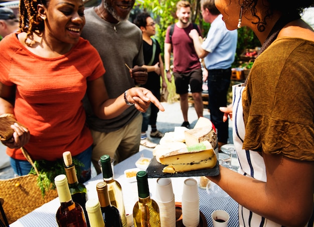 Mensen bij gezonde lokale feestelijke voedsel