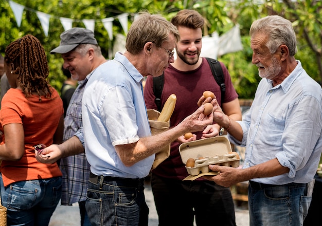 Mensen bij gezonde lokale feestelijke voedsel