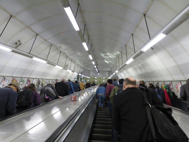 Foto mensen bij het metrostation.