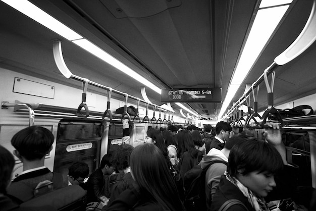Foto mensen bij het metrostation.