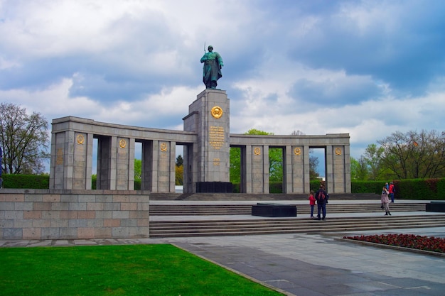 Mensen bij het Sovjet Oorlogsmonument Tiergarten in Berlijn, Duitsland