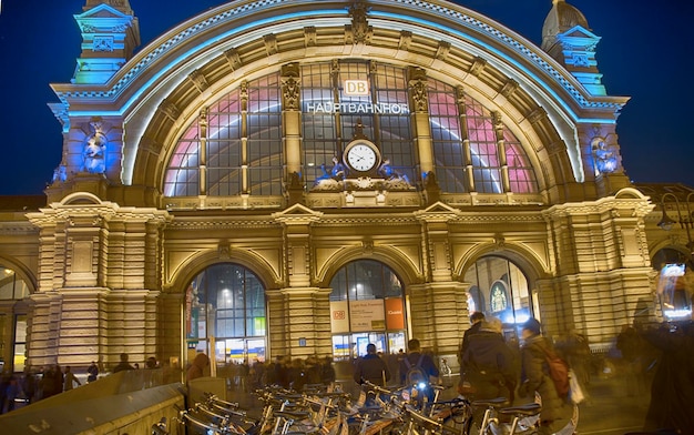 Foto mensen bij het verlichte frankfurt hauptbahnhof station