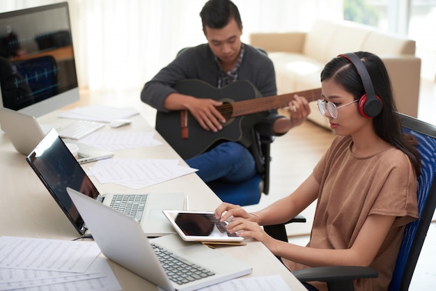 Mensen bij muzikale studio