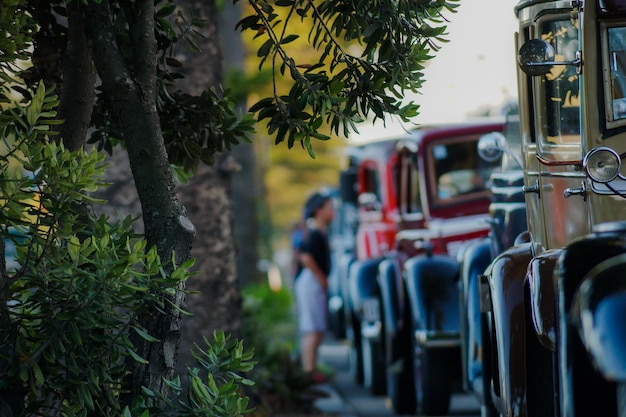 Mensen bij oude vintage auto's op straat in de stad