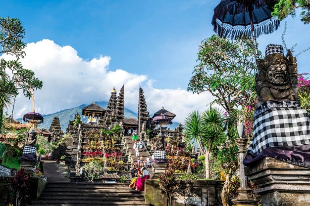 Foto mensen buiten de tempel tegen de bouw