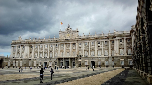 Mensen buiten het koninklijk paleis van Madrid in de stad