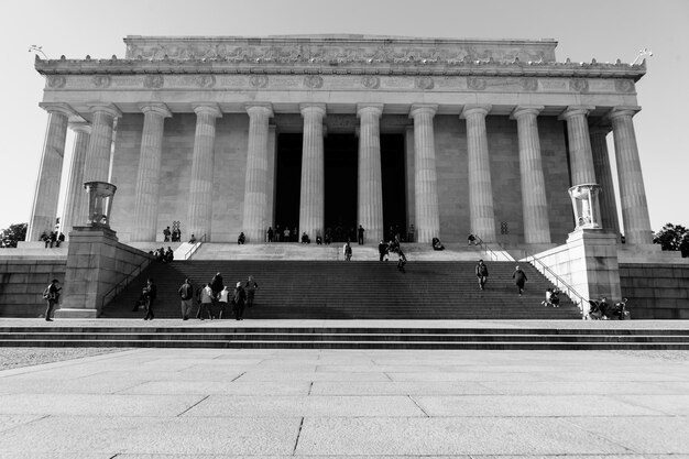 Foto mensen buiten het lincoln memorial.