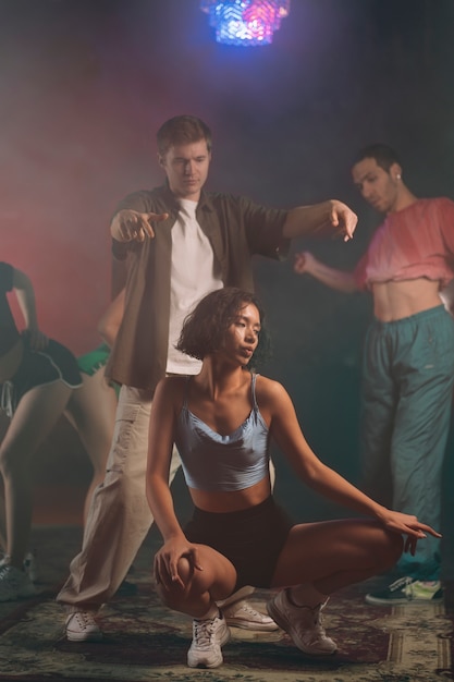 Mensen dansen en twerking op een binnenfeestje