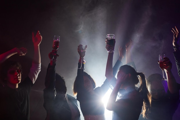 Mensen dansen in Club Backlit