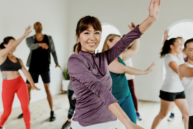 Mensen dansen in een fitnessles