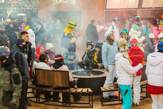 Mensen dansen op het feest na een dag snowboarden. skigebied. winter vakantie. atlasweekend