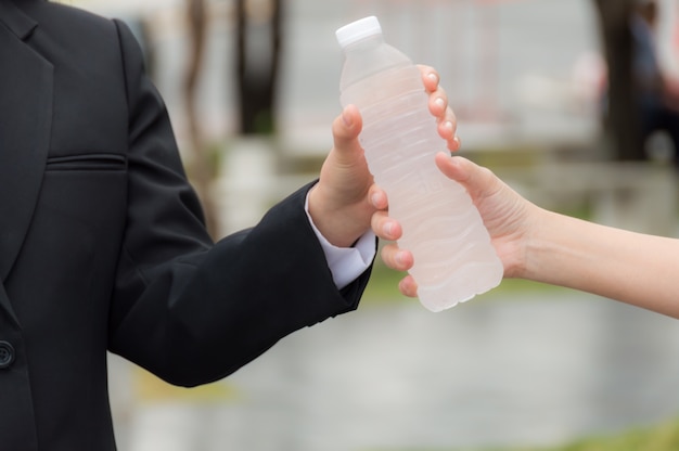 Mensen deelden flessen drinkwater uit aan vrienden.