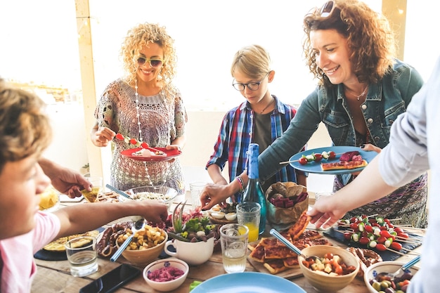 Mensen die aan tafel eten in een restaurant