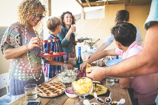 Mensen die aan tafel eten in een restaurant