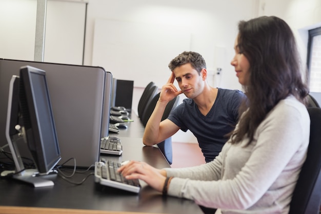 Foto mensen die achter de computerkamer zitten