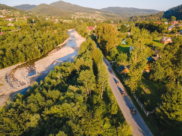 Mensen die atv berijden bij de Oekraïense Karpatische bergen