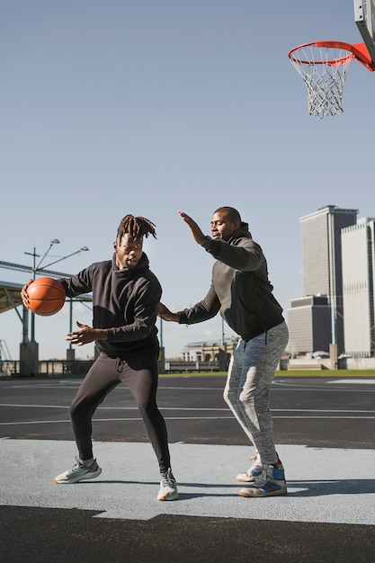 Mensen die basketballen