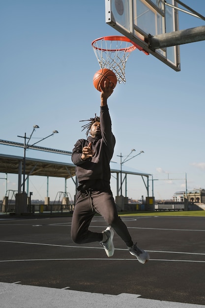 Mensen die basketballen