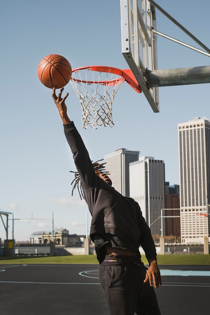 Mensen die basketballen