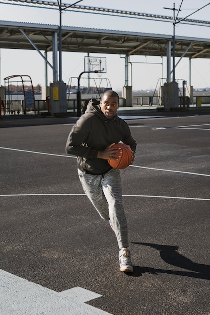 Mensen die basketballen