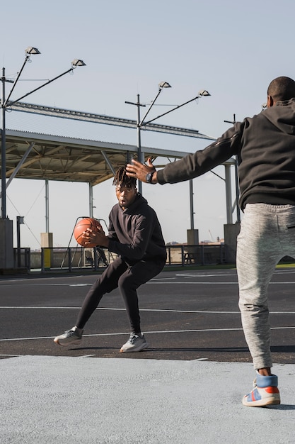 Mensen die basketballen