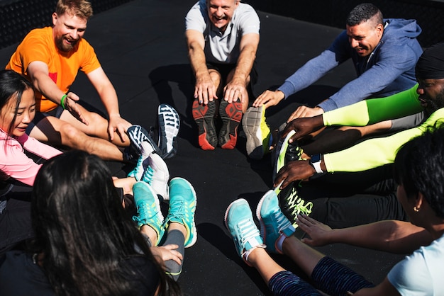 Foto mensen die bij fitness gymnastiek uitoefenen