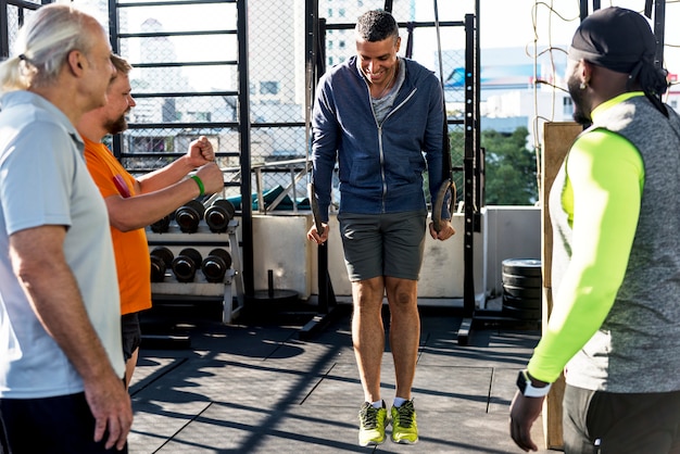 Mensen die bij fitness gymnastiek uitoefenen