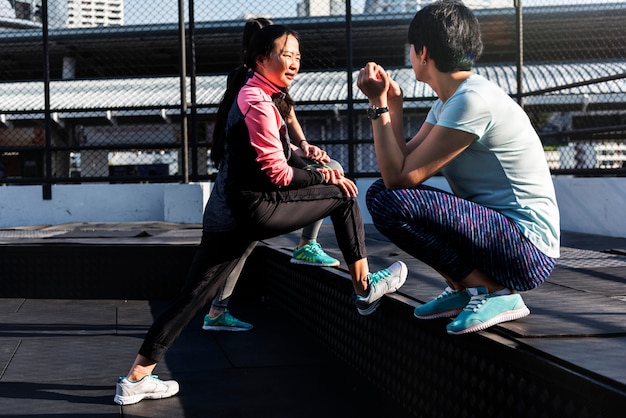 Mensen die bij fitness gymnastiek uitoefenen