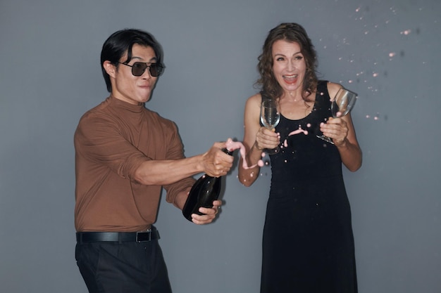Mensen die champagnefles openen