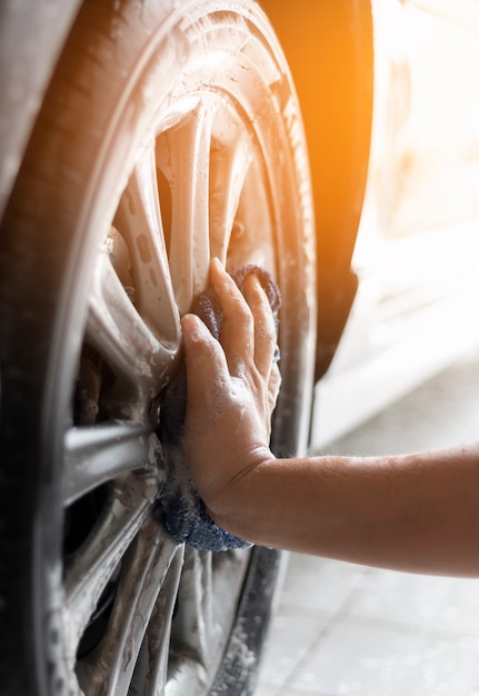 Mensen die de auto schoonmaken en wassen