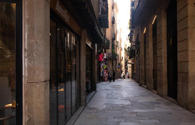 Mensen die de Gotische wijk bezoeken, het historische centrum van de oude stad van Barcelona.