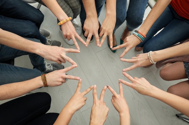 Foto mensen die de handen in elkaar slaan als symbool van eenheid