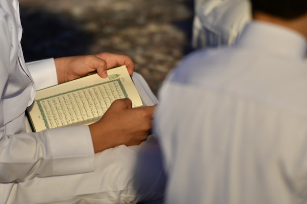 Foto mensen die de heilige koran lezen