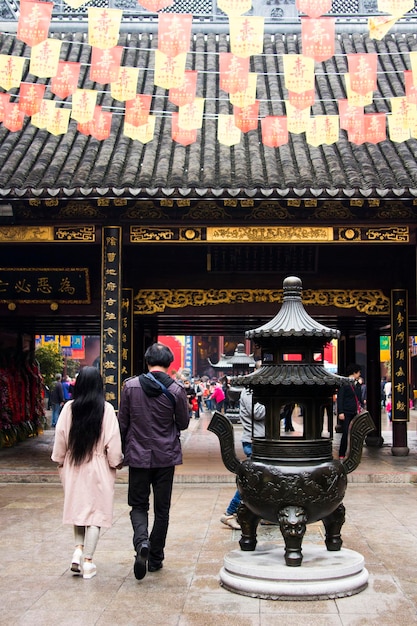 Mensen die de tempel in Shanghai, China binnengaan