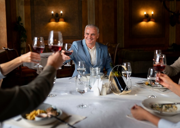 Foto mensen die dineren in luxe restaurants.