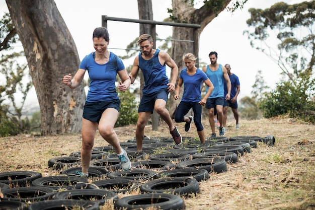 Mensen die een hindernisbaantraining voor banden krijgen