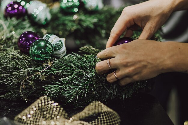 Mensen die een kerstkrans maken met kerstversiering