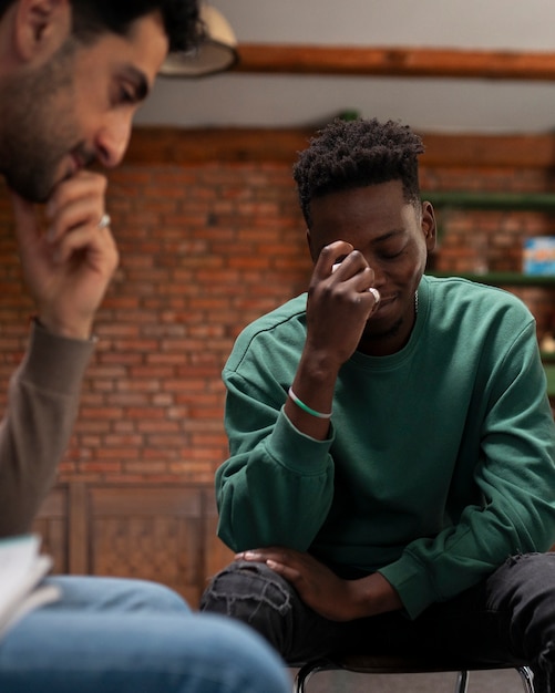 Foto mensen die elkaar ontmoeten in een steungroep