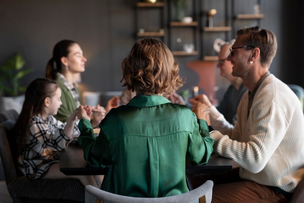 Foto mensen die elkaar ontmoeten voor familiereünie