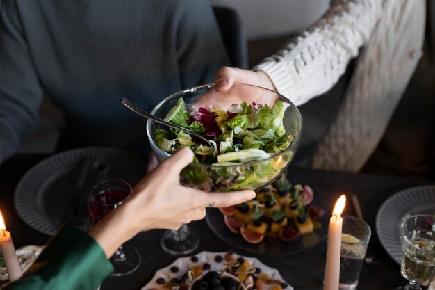 Foto mensen die elkaar ontmoeten voor familiereünie