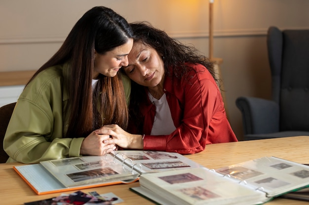 Mensen die fotoalbums bekijken