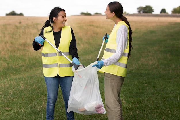 Mensen die gemeenschapsdienst doen door afval in de natuur te verzamelen