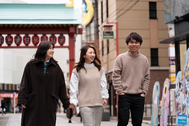 Foto mensen die genieten van japans straatvoedsel