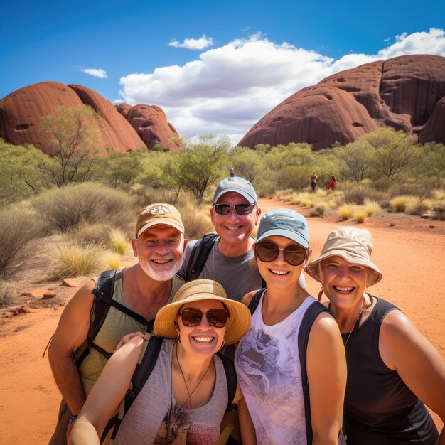 mensen die glimlachen voor Kata Tjuta in Northern Territory Australië