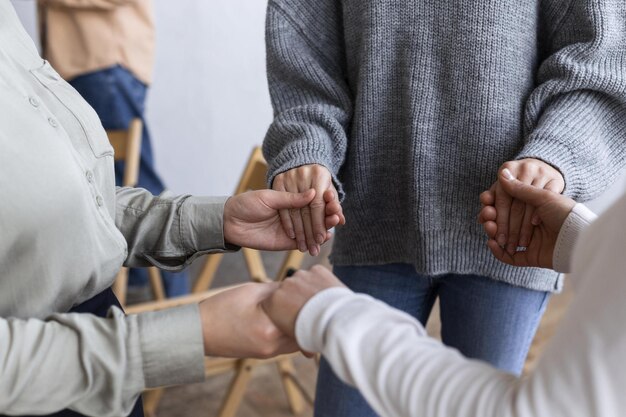 Foto mensen die handen vasthouden groepstherapie sessie hoge kwaliteit en resolutie mooie foto concept