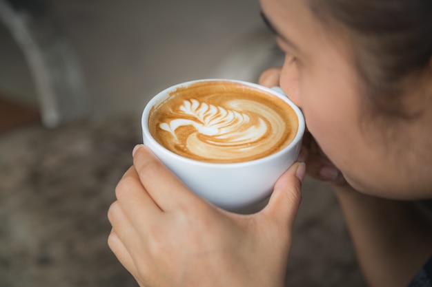 Mensen die hete koffie, kunst lattekoffie drinken.